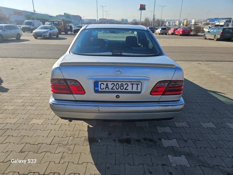 Mercedes-Benz E 200 Компресор, снимка 8 - Автомобили и джипове - 48853945