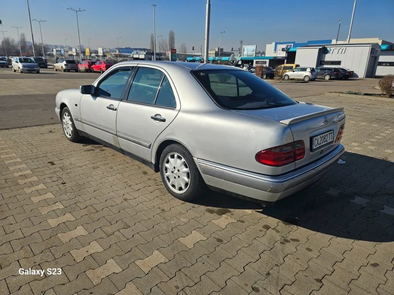 Mercedes-Benz E 200 Компресор, снимка 4 - Автомобили и джипове - 48853945