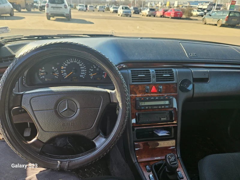 Mercedes-Benz E 200 Компресор, снимка 14 - Автомобили и джипове - 48853945