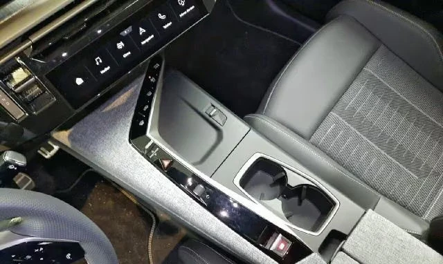 Peugeot 3008 213HP/GT/360/KLESS/ACC/AMBI/605z, снимка 15 - Автомобили и джипове - 55293375