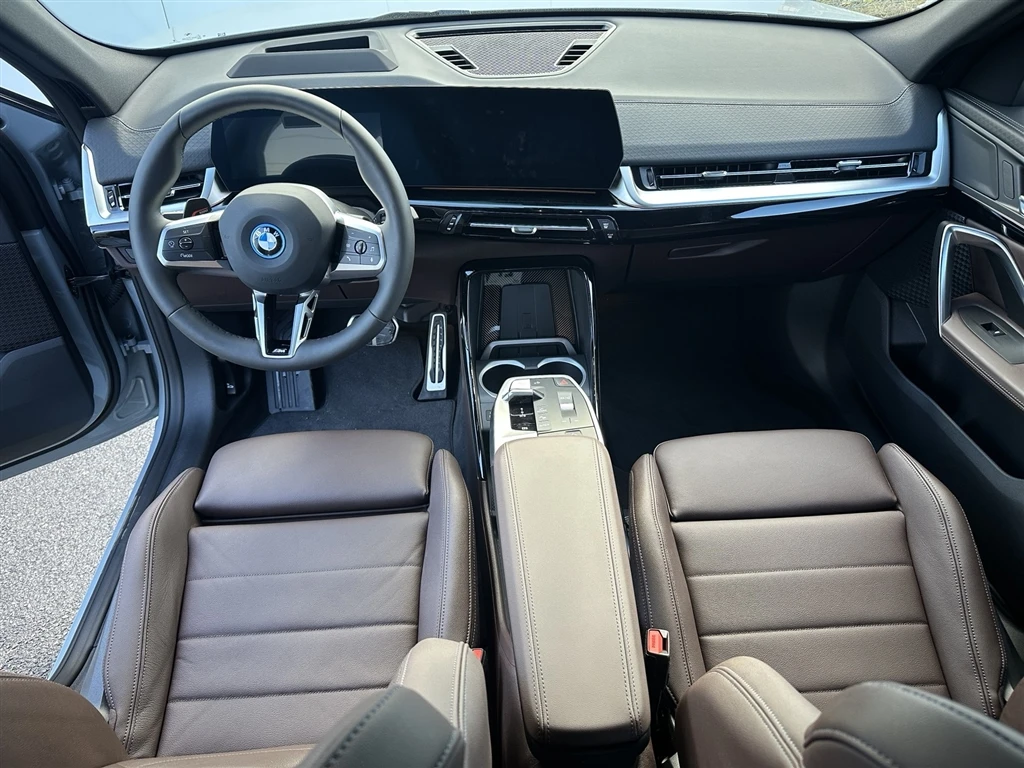 BMW iX2 xDrive30 - изображение 7