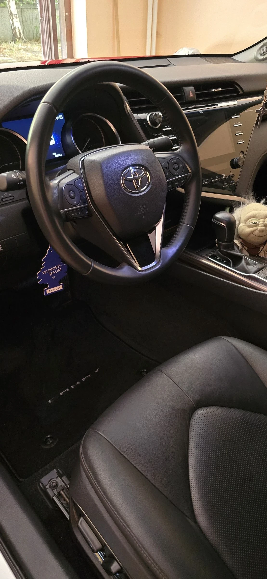 Toyota Camry Luxury Hybrid 2.5 - изображение 8