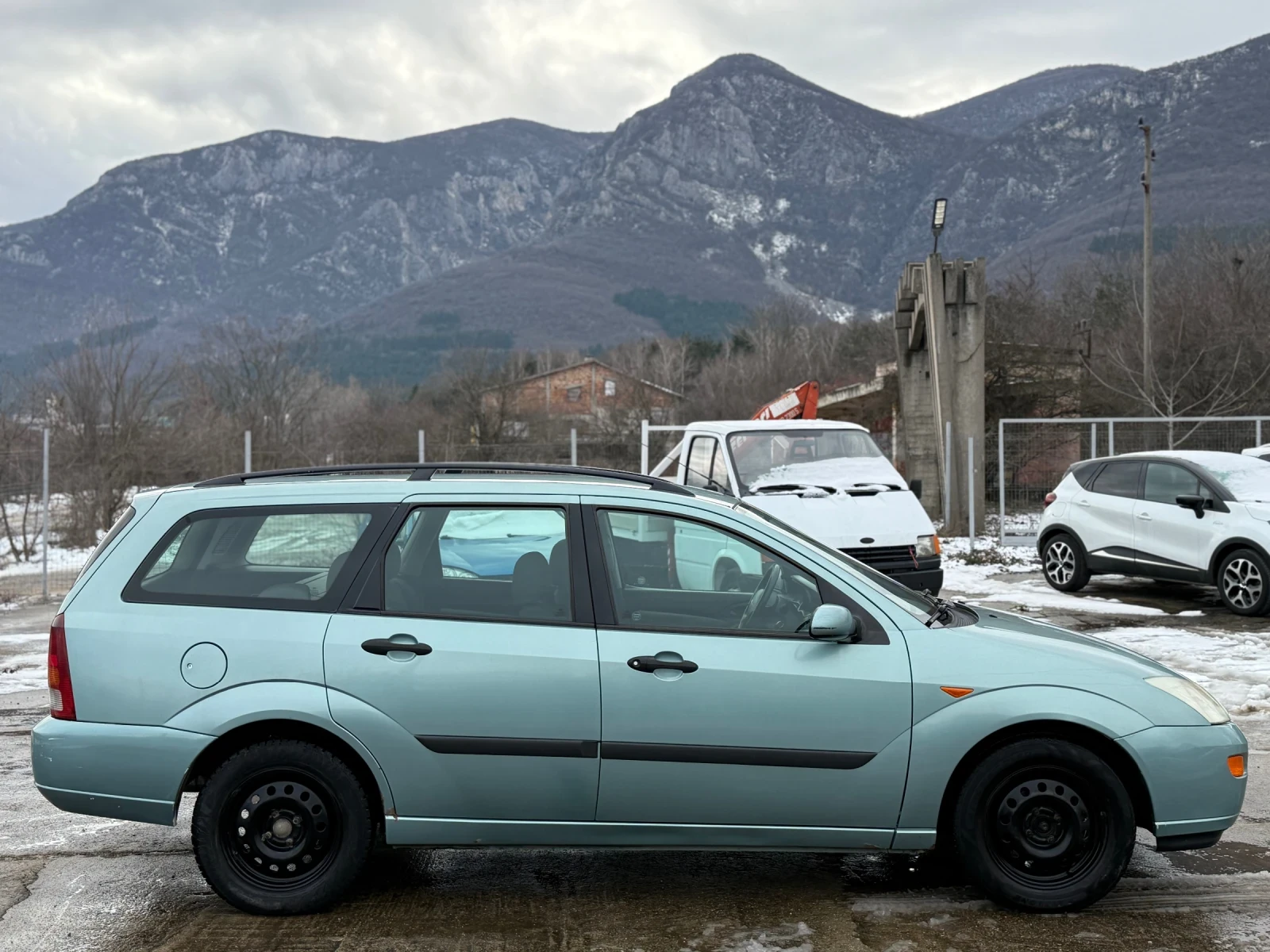 Ford Focus 1.6i Климатик РЕГИСТРИРАН  - изображение 8