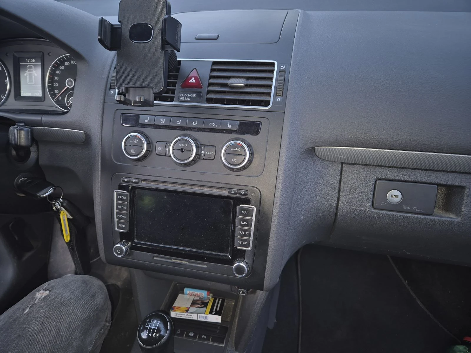 VW Touran 2.0 tdi 140к.с, снимка 6 - Автомобили и джипове - 53971555