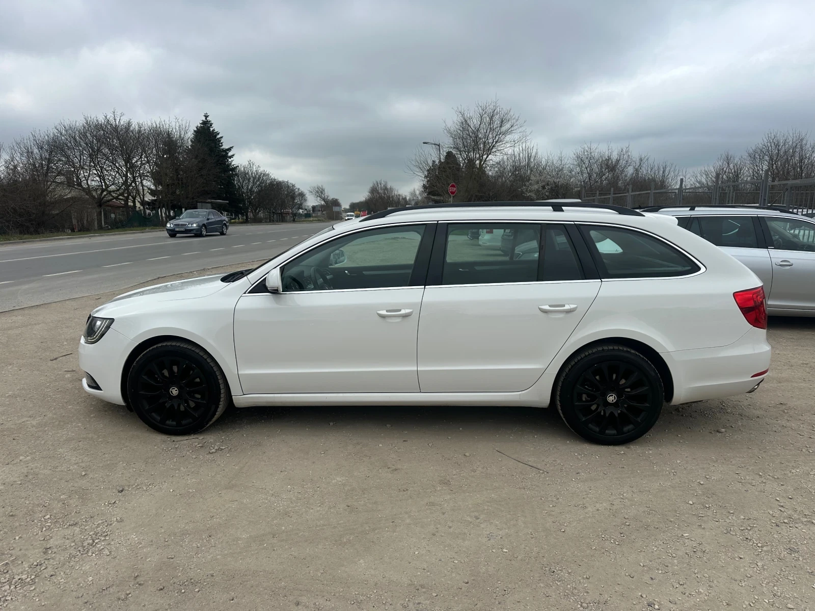 Skoda Superb Facelift!DSG!2.0tdi-140к.с.!Euro5!Xenon, снимка 4 - Автомобили и джипове - 54008439