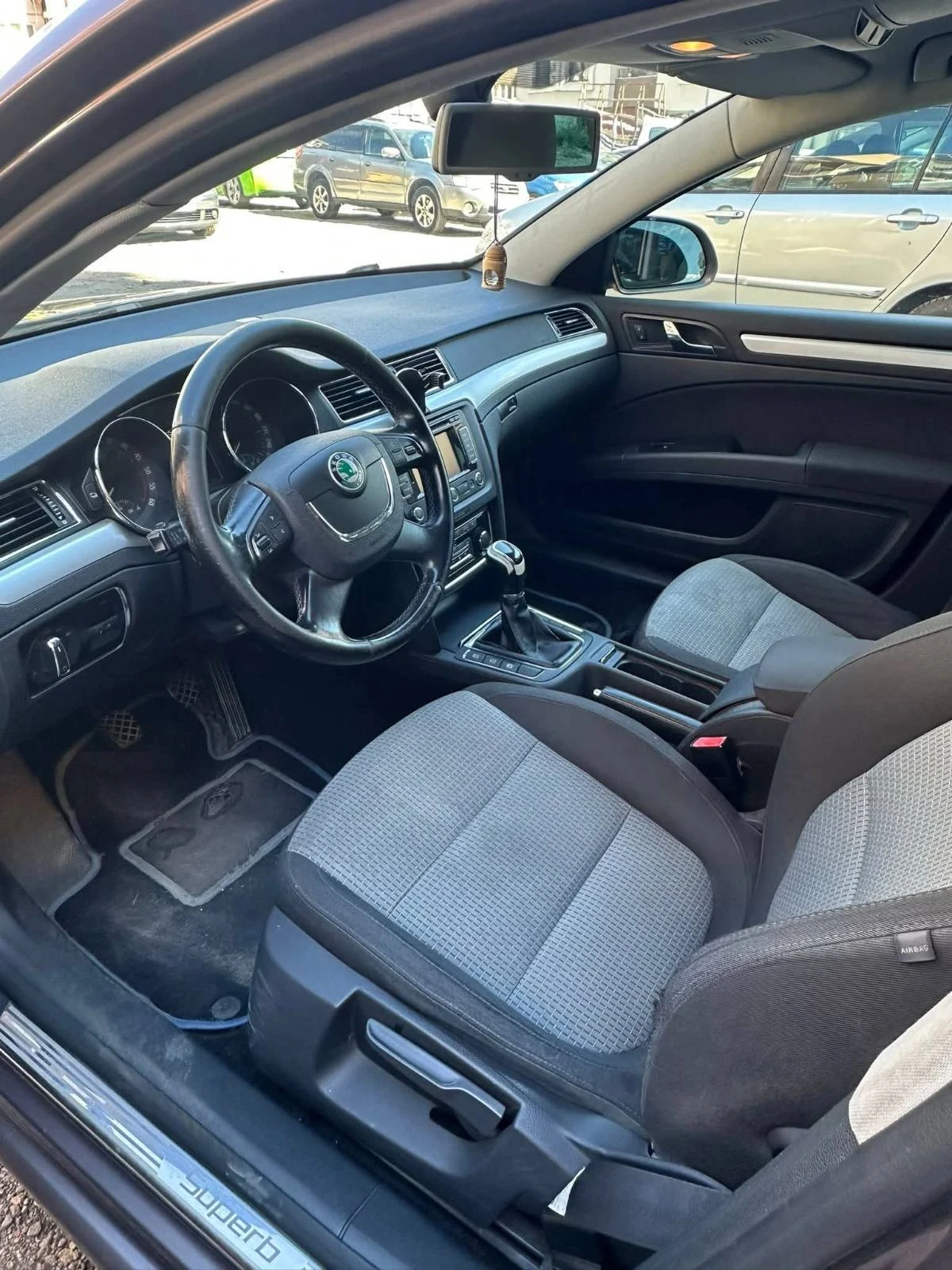 Skoda Superb 1.6 HDI 2011, снимка 5 - Автомобили и джипове - 55993877