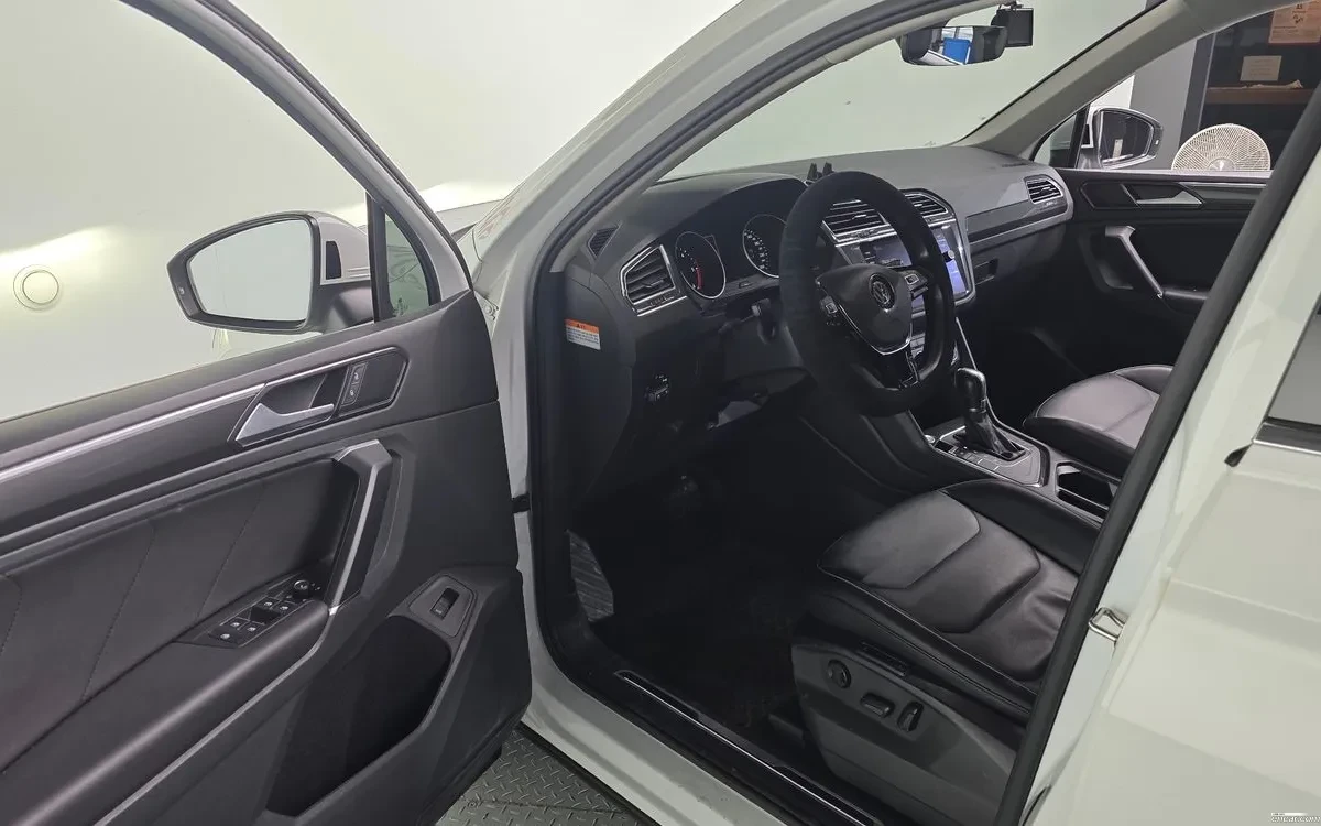 VW Tiguan 2.0 TDI PREMIUM! !LANE ASIST! !KAMERИ!, снимка 10 - Автомобили и джипове - 54957654