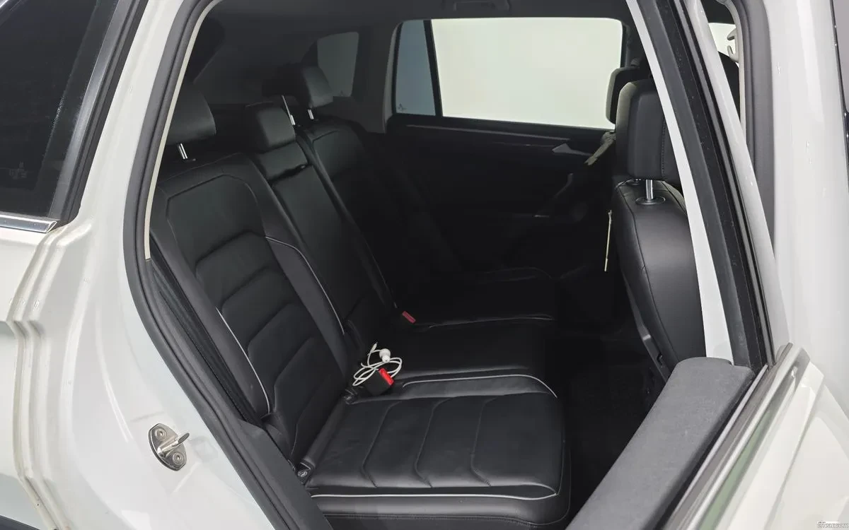 VW Tiguan 2.0 TDI PREMIUM! !LANE ASIST! !KAMERИ!, снимка 11 - Автомобили и джипове - 54957654