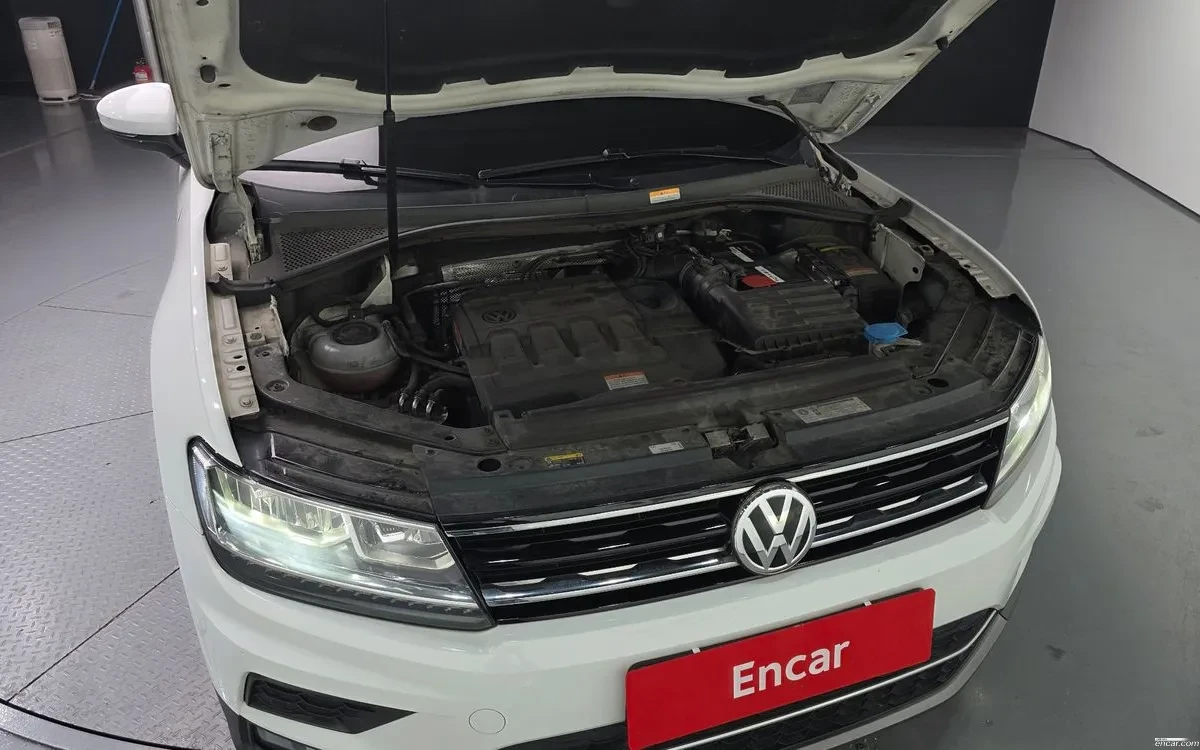 VW Tiguan 2.0 TDI PREMIUM! !LANE ASIST! !KAMERИ!, снимка 5 - Автомобили и джипове - 54957654