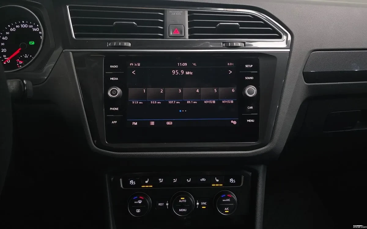 VW Tiguan 2.0 TDI PREMIUM! !LANE ASIST! !KAMERИ!, снимка 12 - Автомобили и джипове - 54957654