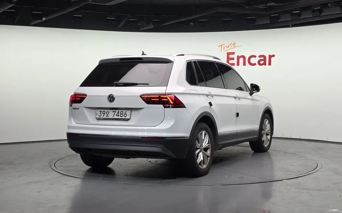 VW Tiguan 2.0 TDI PREMIUM! !LANE ASIST! !KAMERИ!, снимка 2 - Автомобили и джипове - 54957654