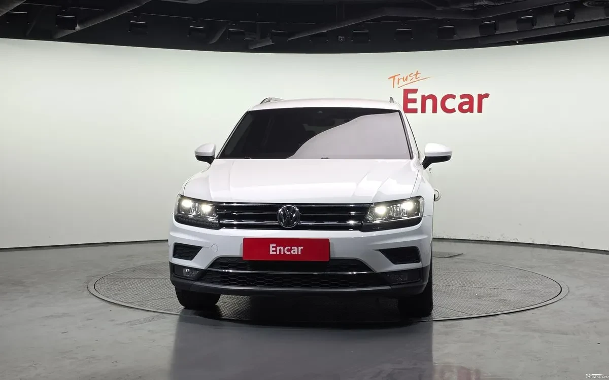VW Tiguan 2.0 TDI PREMIUM! !LANE ASIST! !KAMERИ!, снимка 3 - Автомобили и джипове - 54957654