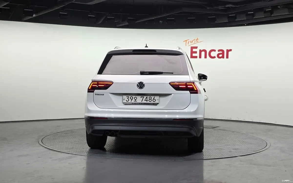 VW Tiguan 2.0 TDI PREMIUM! !LANE ASIST! !KAMERИ!, снимка 4 - Автомобили и джипове - 54957654
