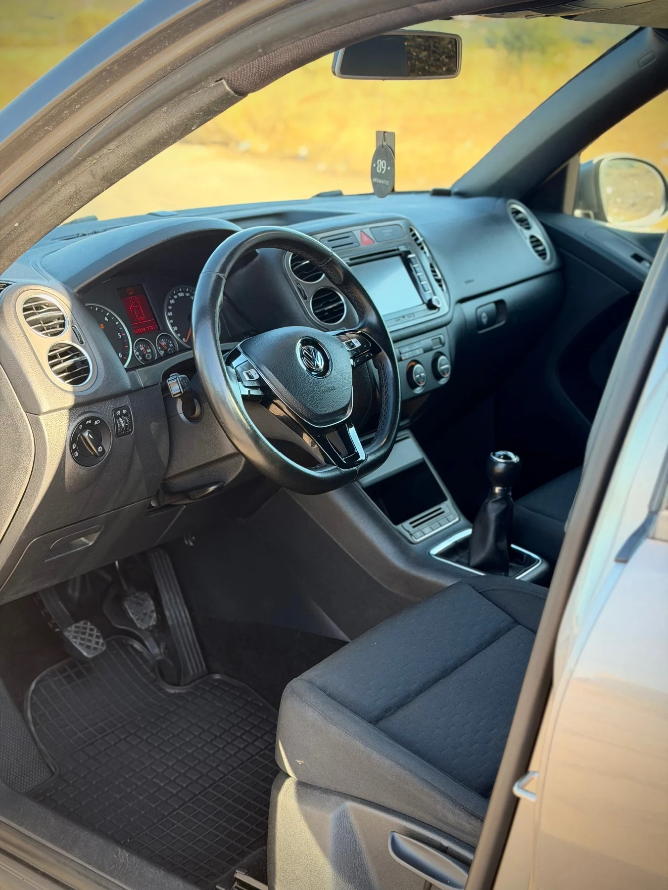 VW Tiguan 2.0 TDI 4motion, снимка 9 - Автомобили и джипове - 55986435