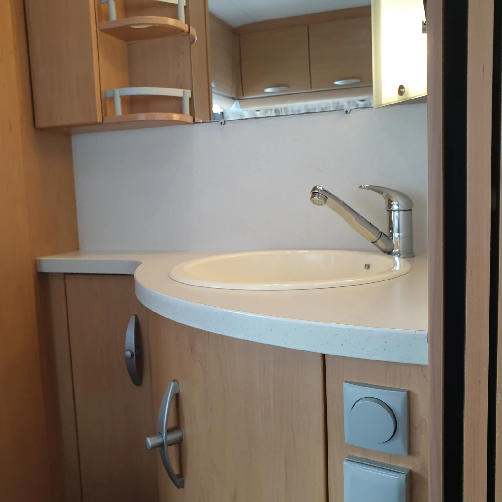Каравана Knaus  SUDWIND 650 FSK, снимка 15 - Каравани и кемпери - 55617534