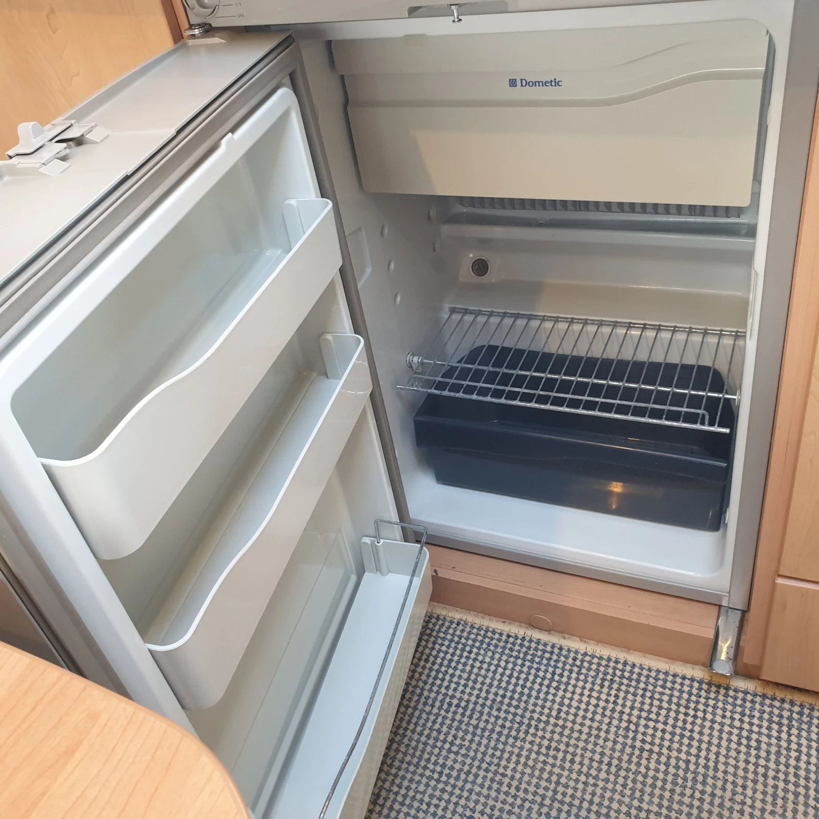 Каравана Knaus  SUDWIND 650 FSK, снимка 14 - Каравани и кемпери - 55617534