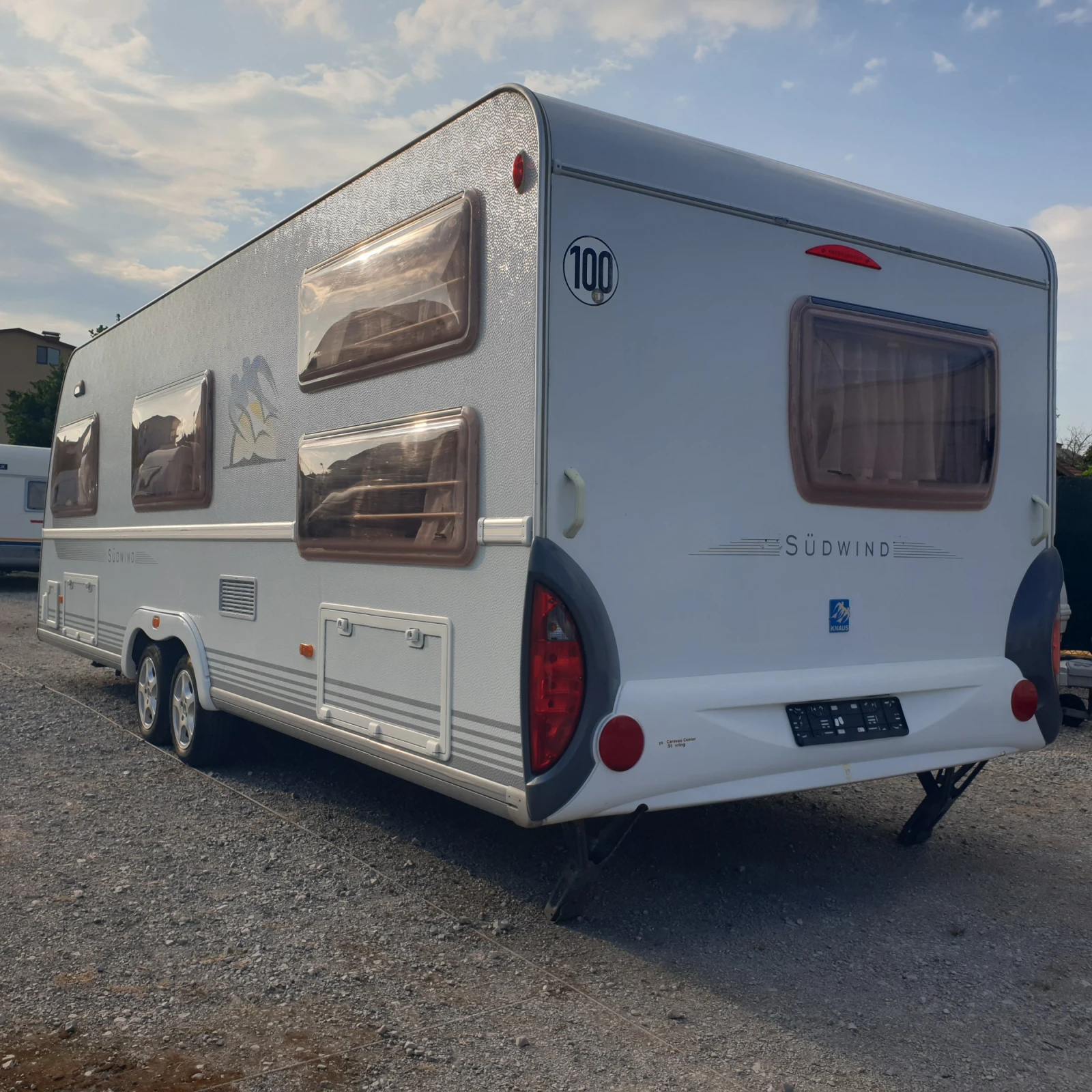 Каравана Knaus  SUDWIND 650 FSK, снимка 3 - Каравани и кемпери - 55617534