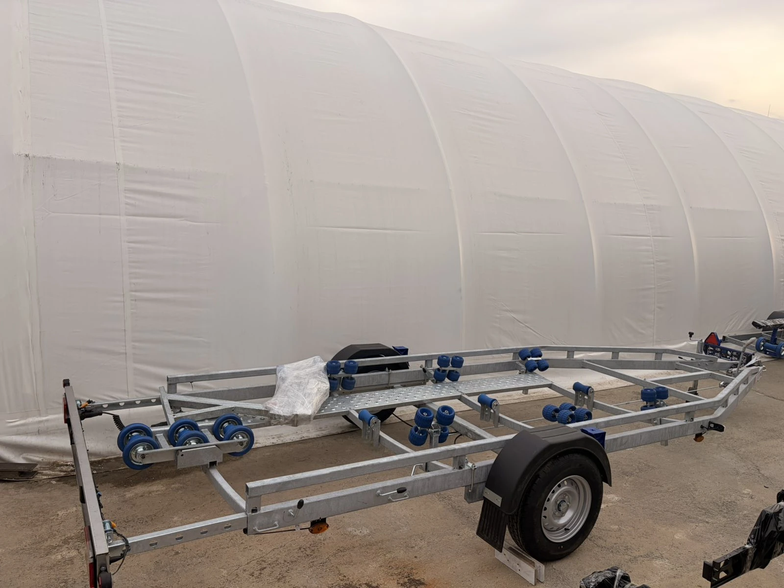 За автомобил Други NIEWIADOW за лодка до 5.80 m P1555H - до 1500 kg, снимка 2 - Ремаркета - 53710193