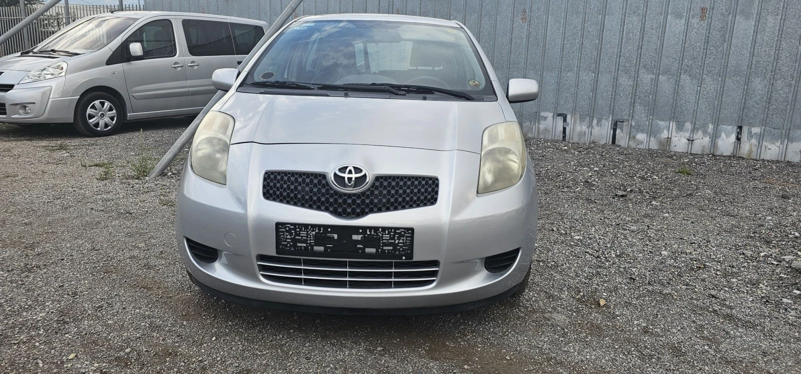 Toyota Yaris 1.0i КЛИМАТИК ИТАЛИЯ - изображение 2
