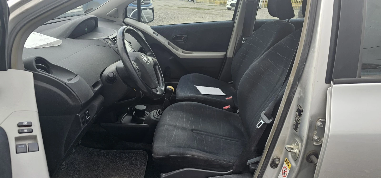 Toyota Yaris 1.0i КЛИМАТИК ИТАЛИЯ - изображение 4