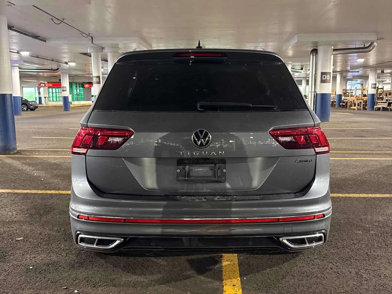 VW Tiguan / Highline R Line / 1 СОБСТВЕНИК / БЕЗ ИНЦИДЕНТИ, снимка 4 - Автомобили и джипове - 56288740