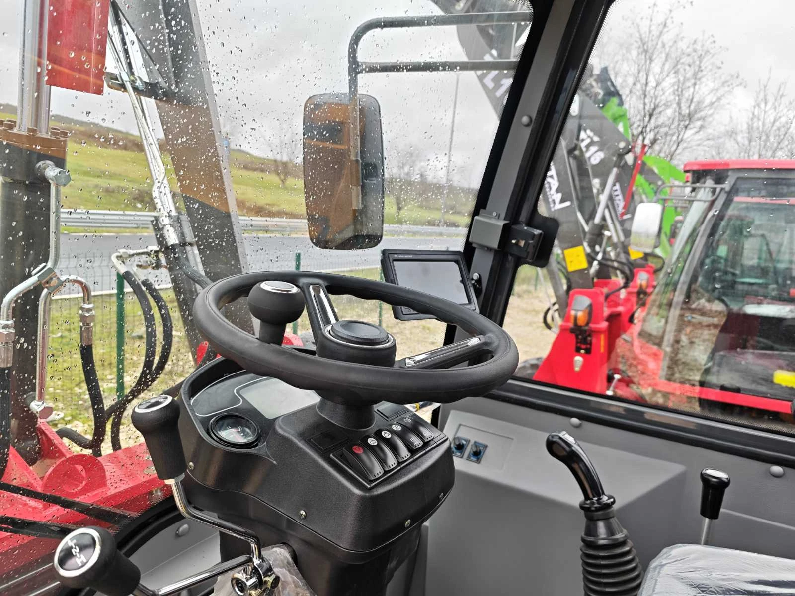 Мини челни товарачи Komatsu НОВИ 1600кг със вилици, снимка 8 - Индустриална техника - 53454282