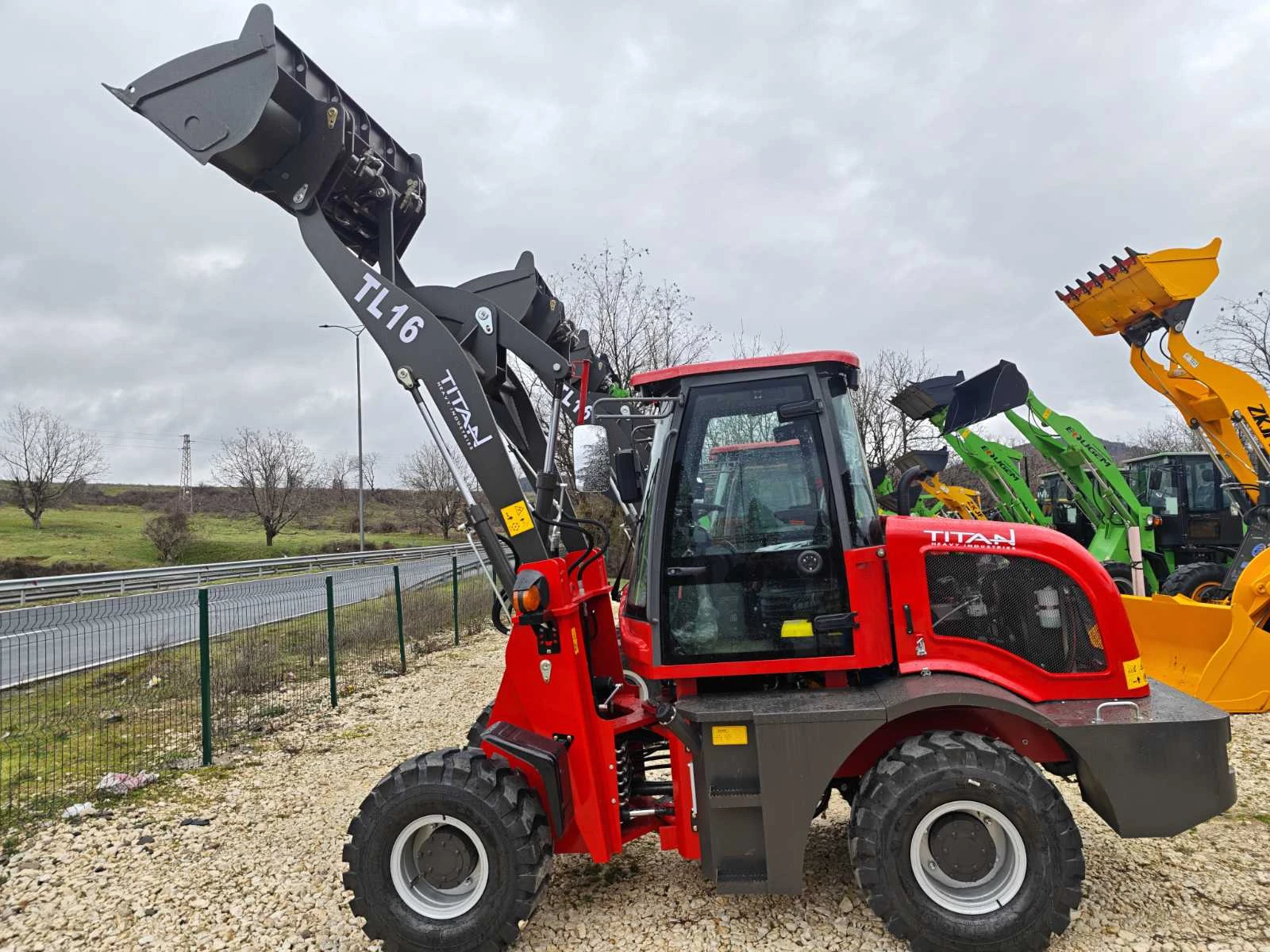 Мини челни товарачи Komatsu НОВИ 1600кг със вилици, снимка 10 - Индустриална техника - 53454282