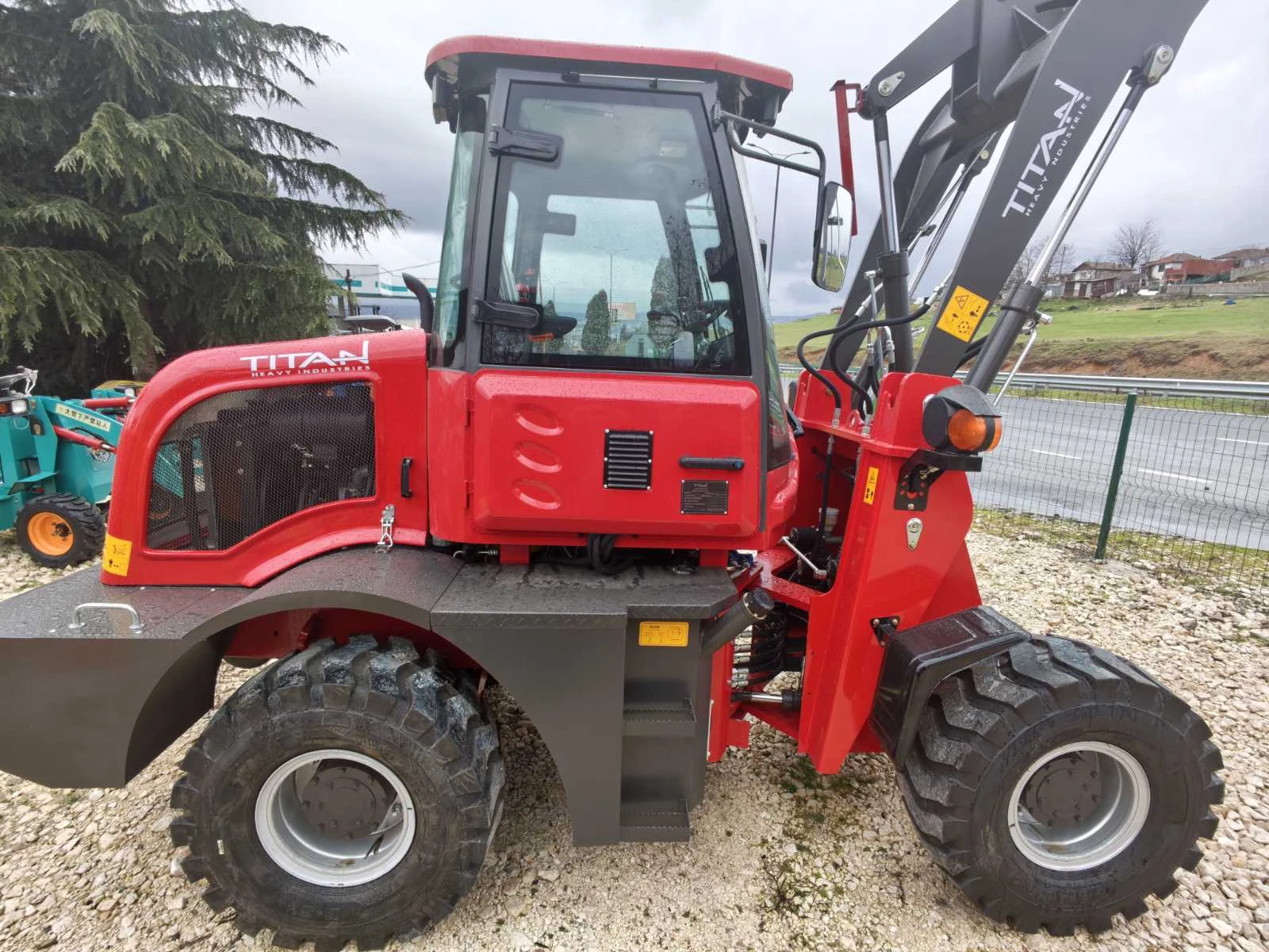 Мини челни товарачи Komatsu НОВИ 1600кг със вилици, снимка 2 - Индустриална техника - 53454282