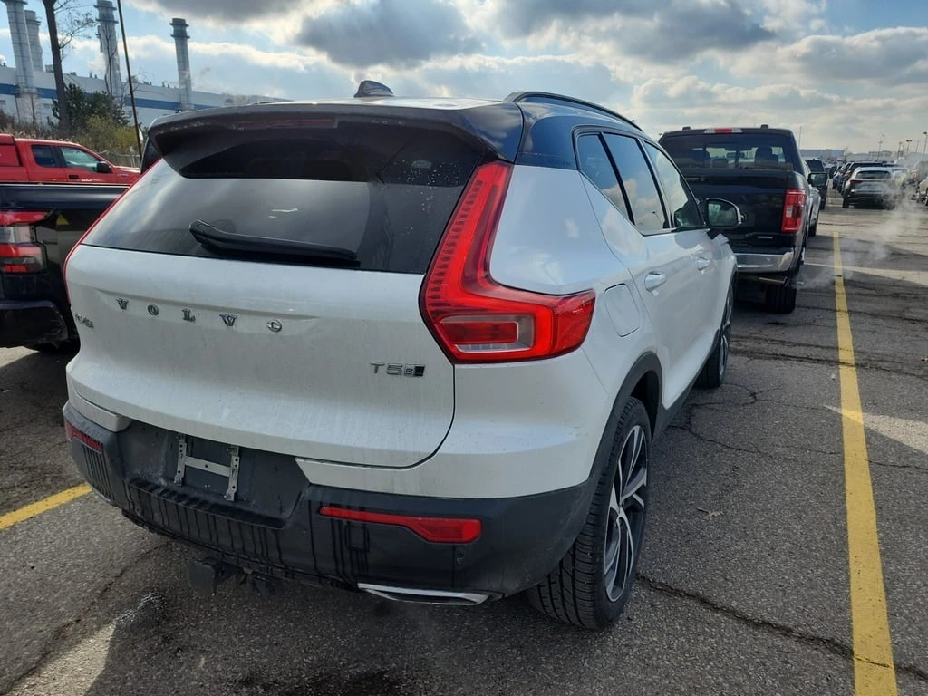 Volvo XC40 * R Design * CARFAX * БЕЗ ПЪРВОНАЧАЛНА ВНОСКА - изображение 3