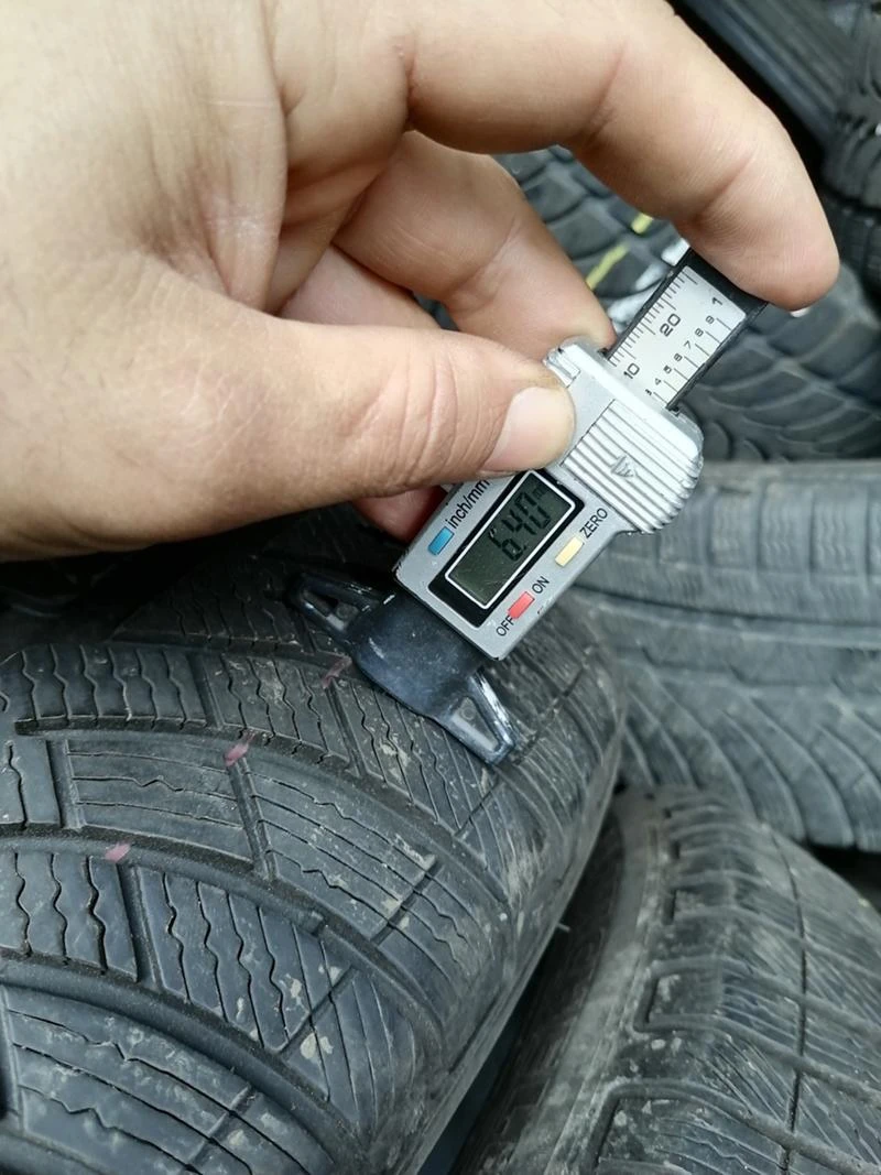 Гуми Зимни 235/50R18, снимка 5 - Гуми и джанти - 31638508