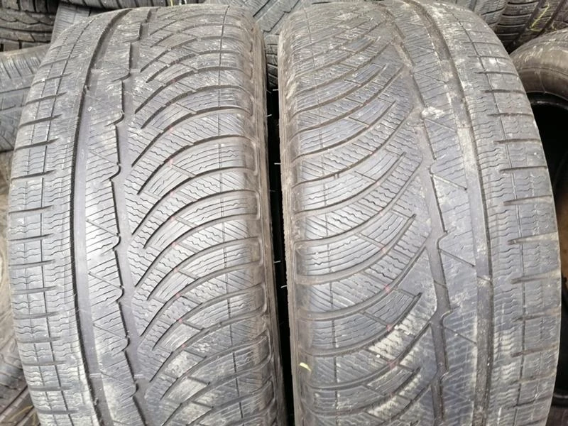 Гуми Зимни 235/50R18, снимка 1 - Гуми и джанти - 31638508