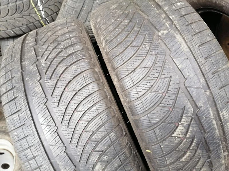 Гуми Зимни 235/50R18, снимка 2 - Гуми и джанти - 31638508