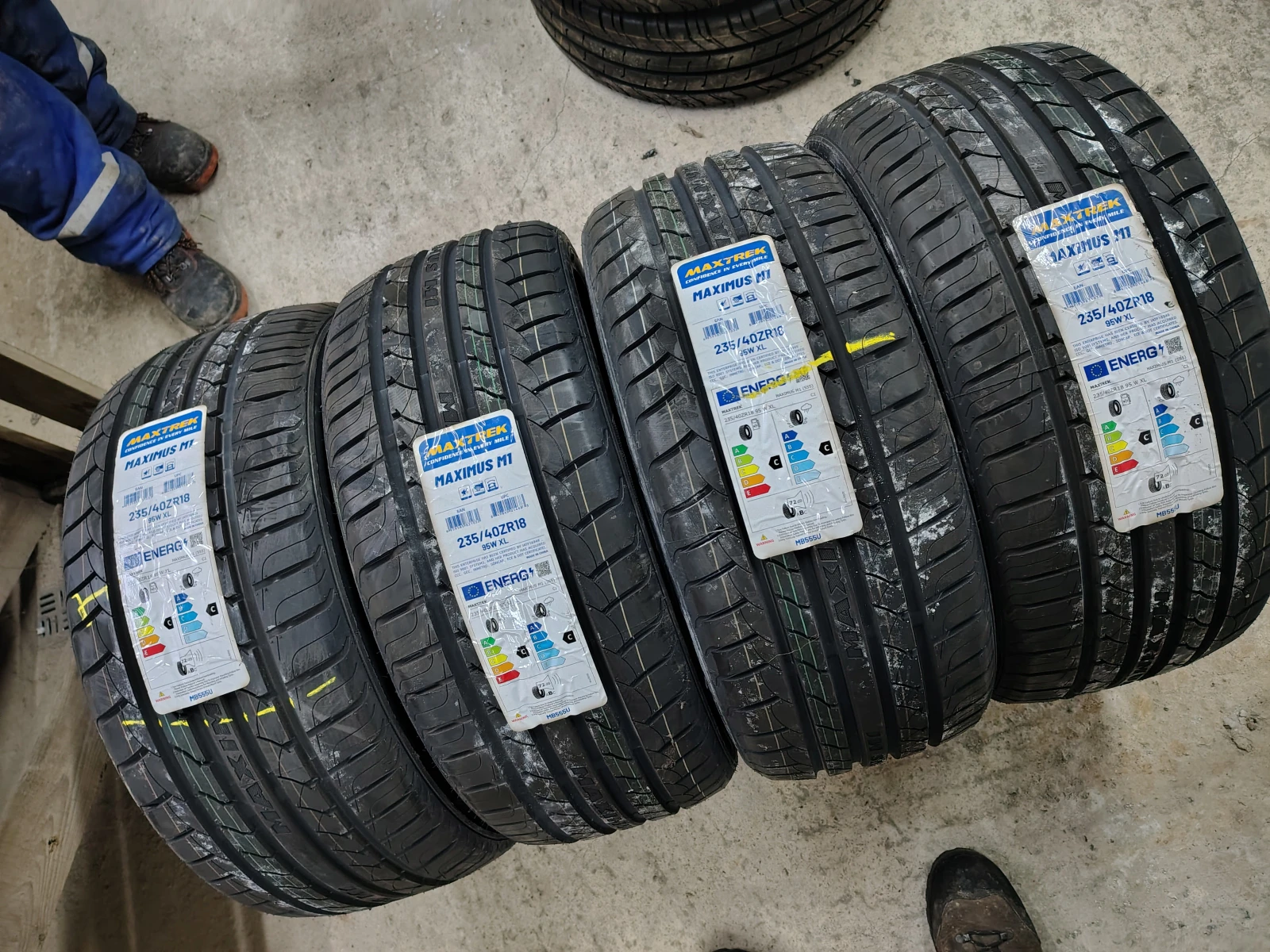 Гуми Летни 235/40R18, снимка 2 - Гуми и джанти - 53747244