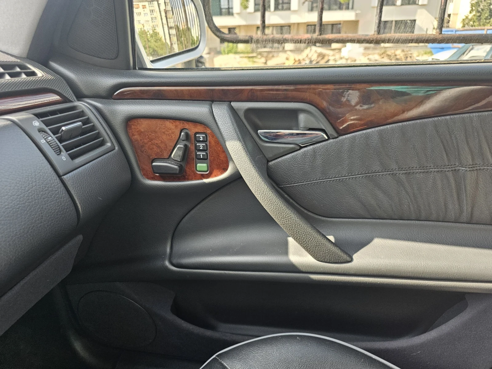 Mercedes-Benz E 320 4matic - изображение 8