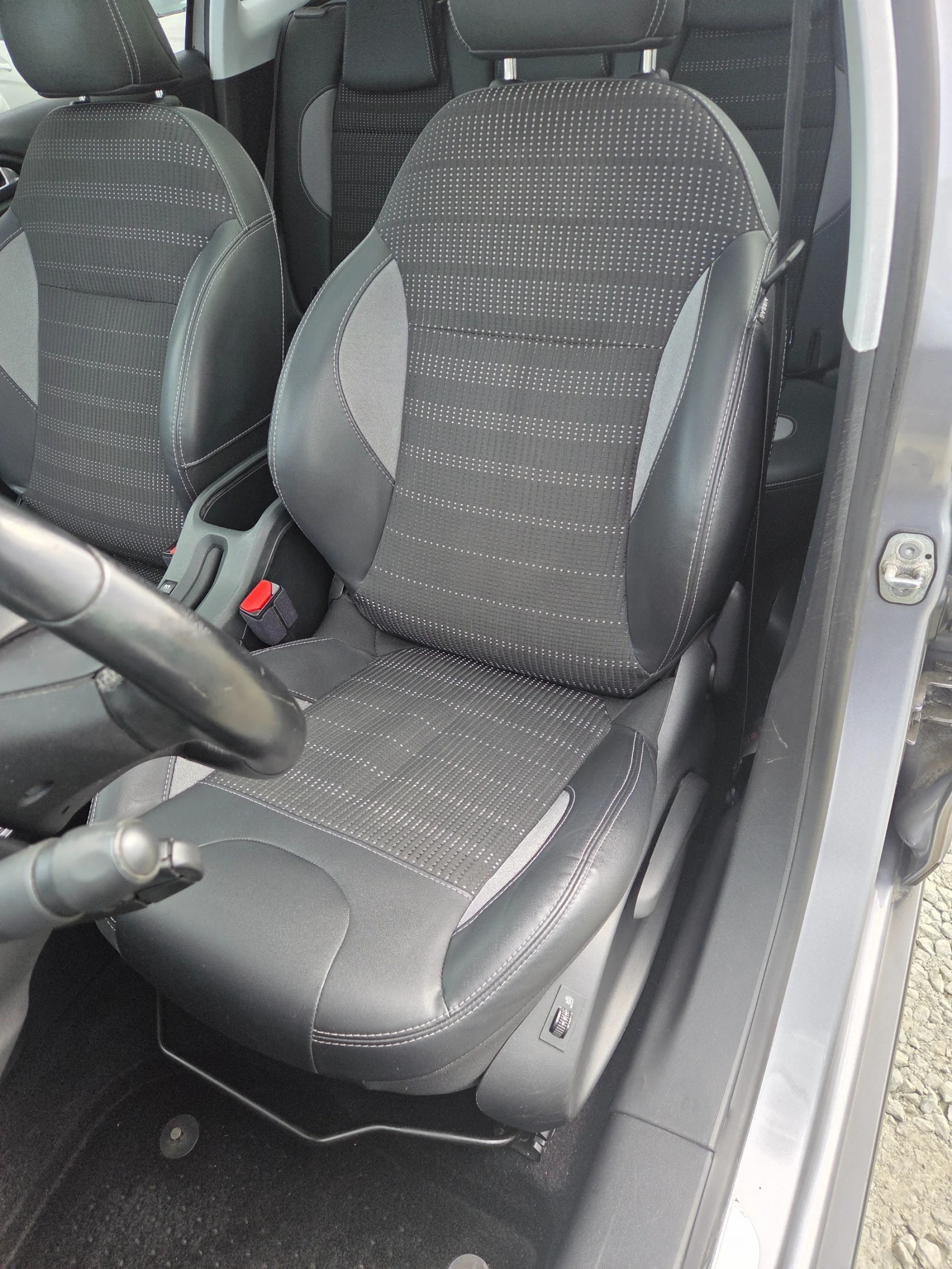 Peugeot 2008 1.5 HDi-Фул екстри , снимка 10 - Автомобили и джипове - 53984186