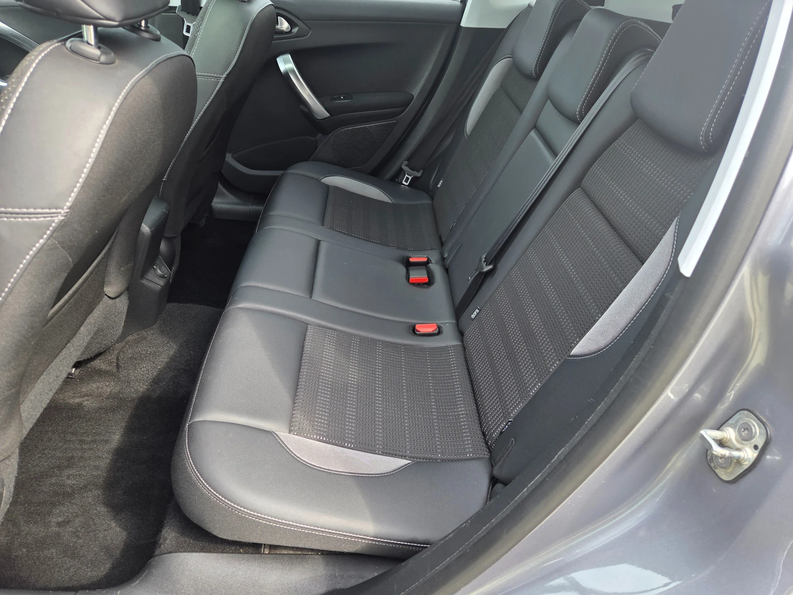 Peugeot 2008 1.5 HDi-Фул екстри , снимка 11 - Автомобили и джипове - 53984186