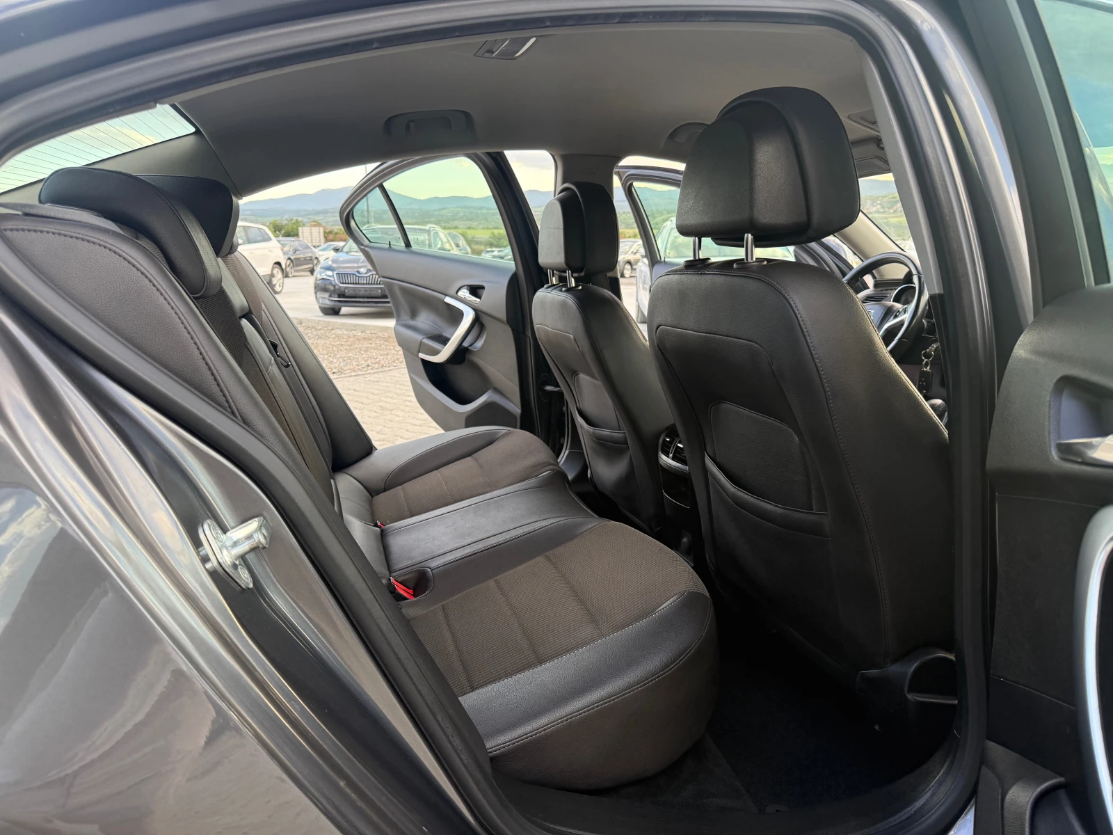 Opel Insignia 2.0 TDCI TOP !!!, снимка 14 - Автомобили и джипове - 54549575