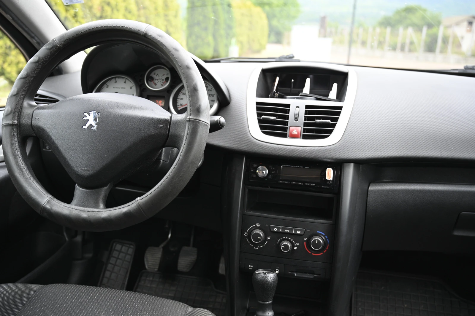 Peugeot 207 1.4, снимка 10 - Автомобили и джипове - 54963238