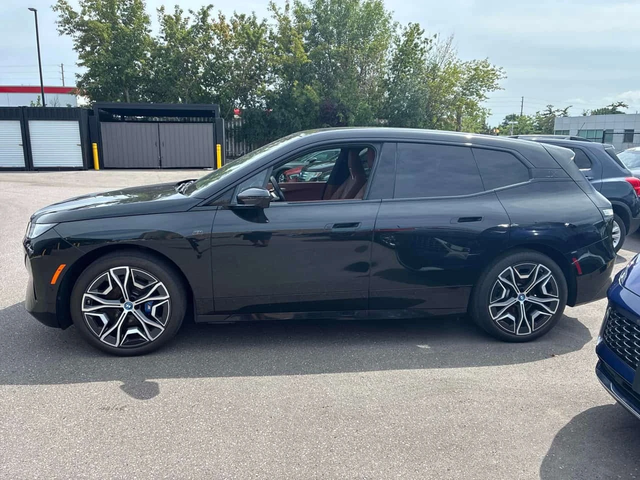 BMW iX * M60 xDrive * АВТОКРЕДИТ БЕЗ ПЪРВОНАЧАЛНА* , снимка 2 - Автомобили и джипове - 55734952