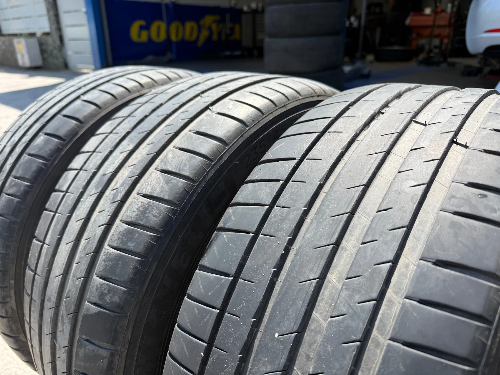 Гуми Летни 235/45R18, снимка 4 - Гуми и джанти - 54635616