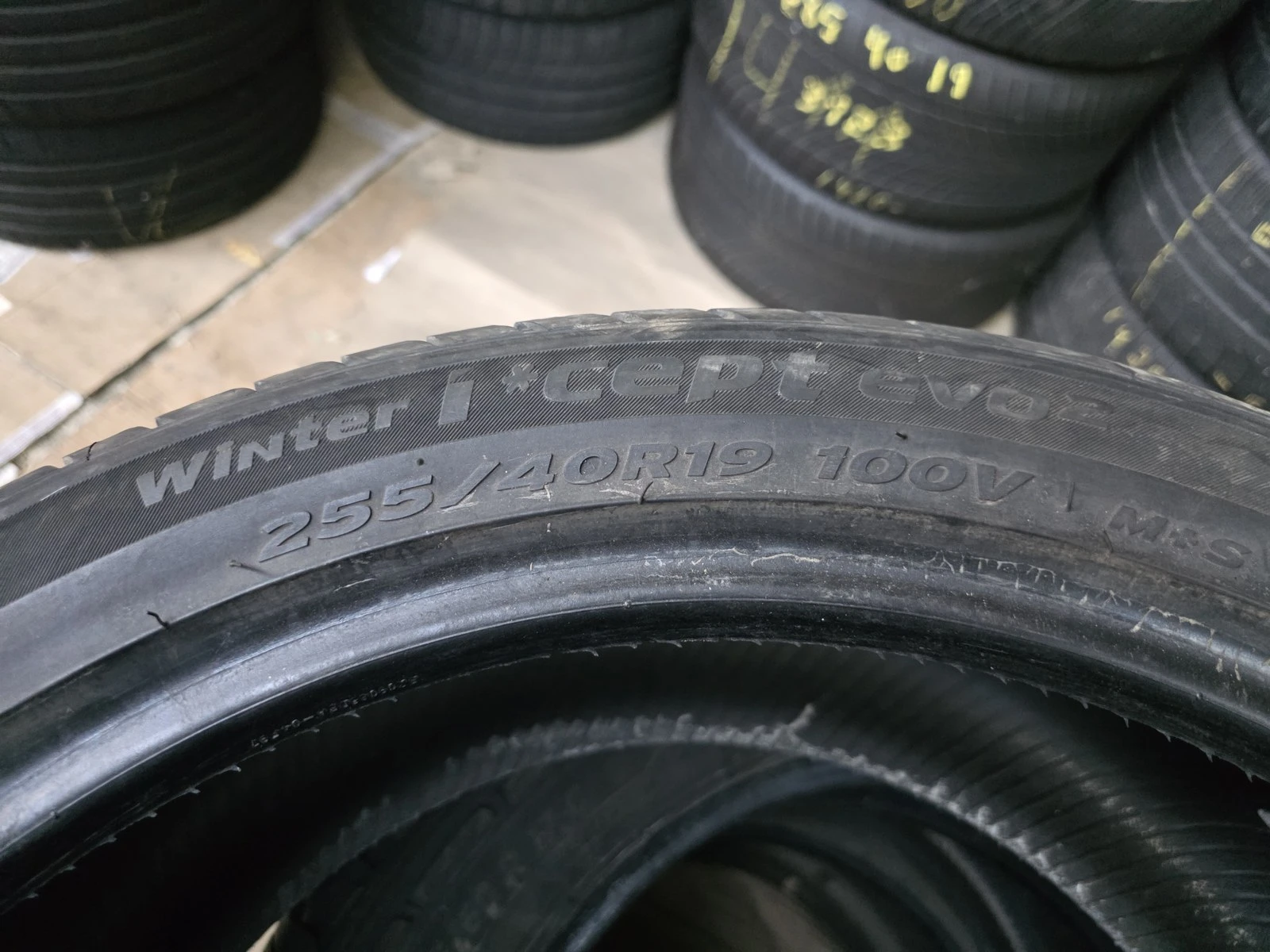 Гуми Зимни 255/40R19, снимка 7 - Гуми и джанти - 56664361