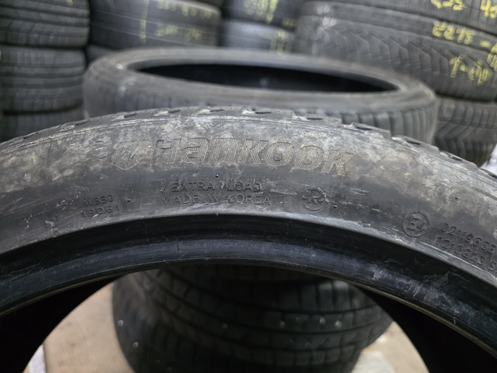 Гуми Зимни 255/40R19, снимка 3 - Гуми и джанти - 56664361