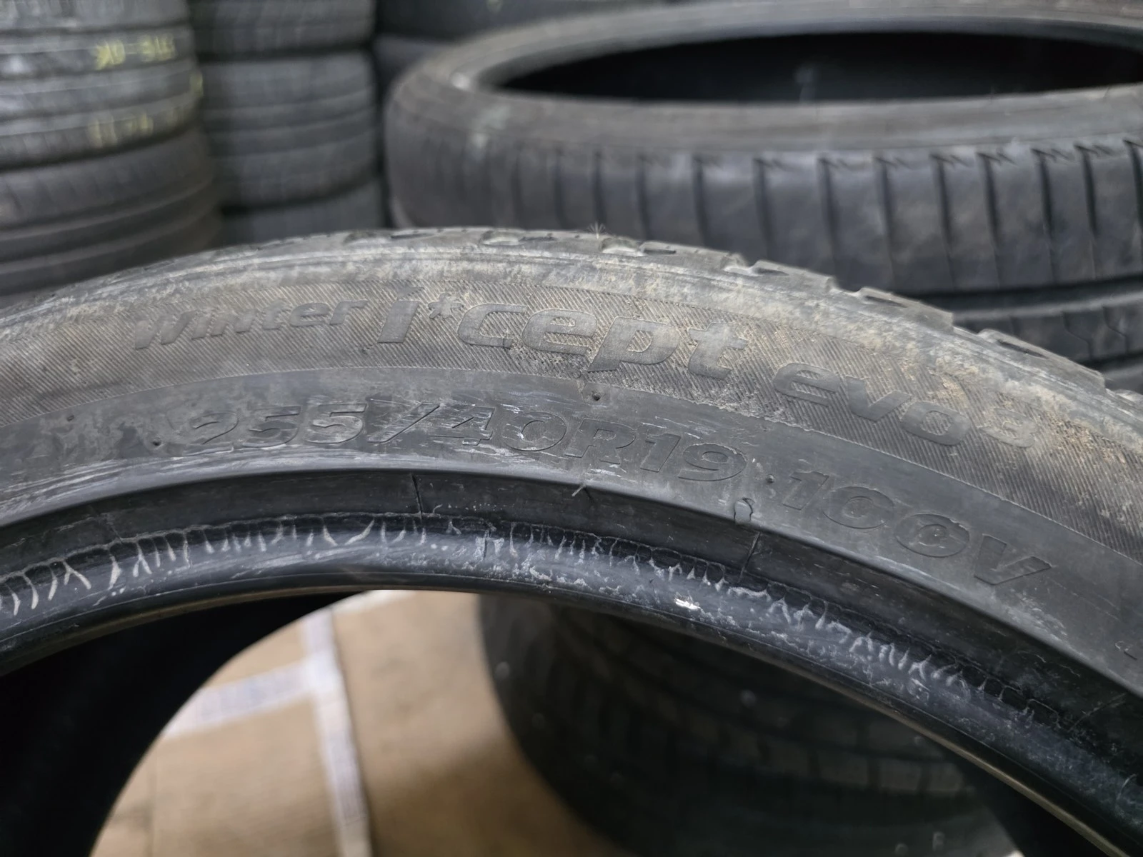 Гуми Зимни 255/40R19, снимка 4 - Гуми и джанти - 56664361