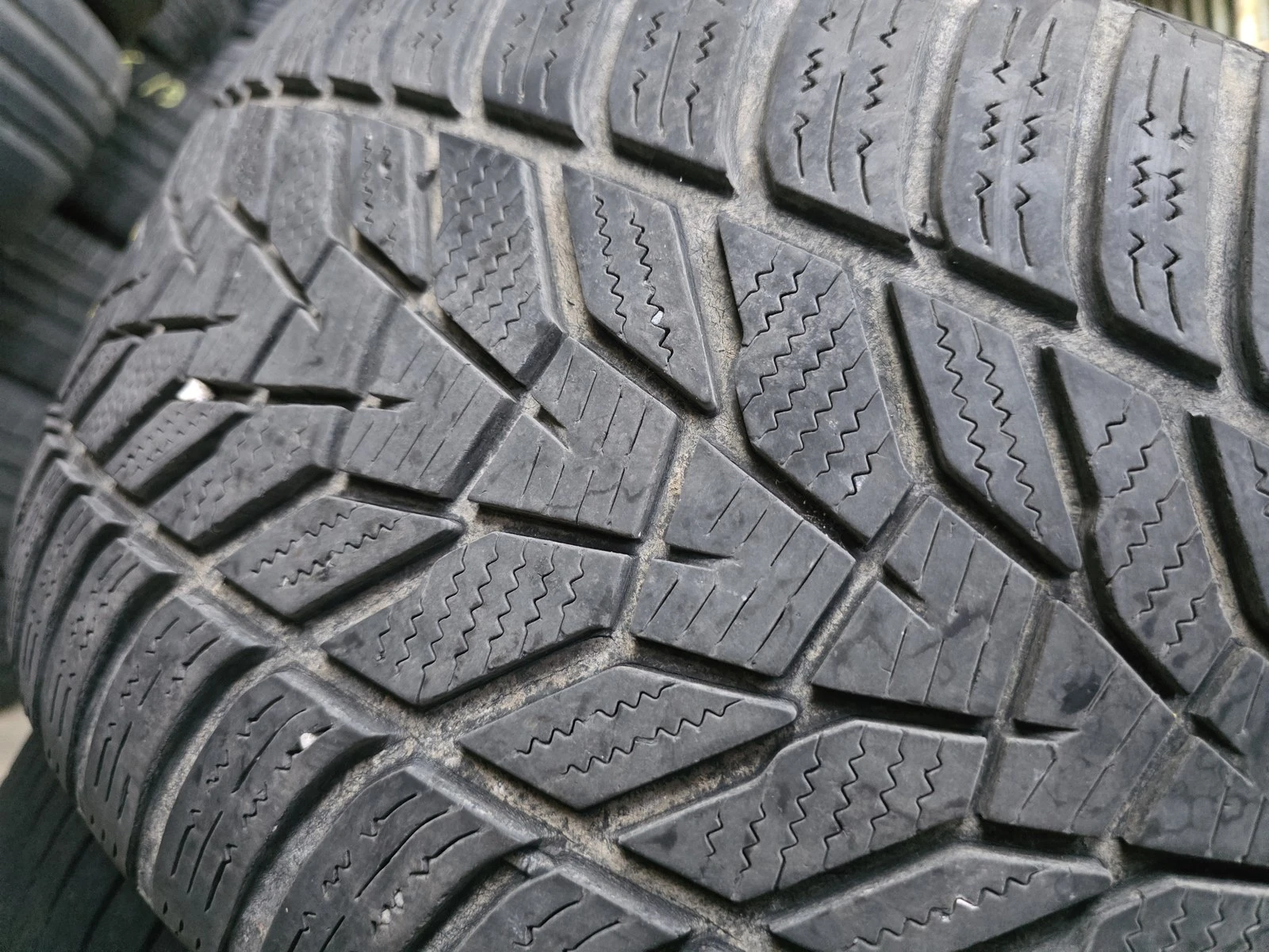 Гуми Зимни 255/40R19, снимка 2 - Гуми и джанти - 56664361