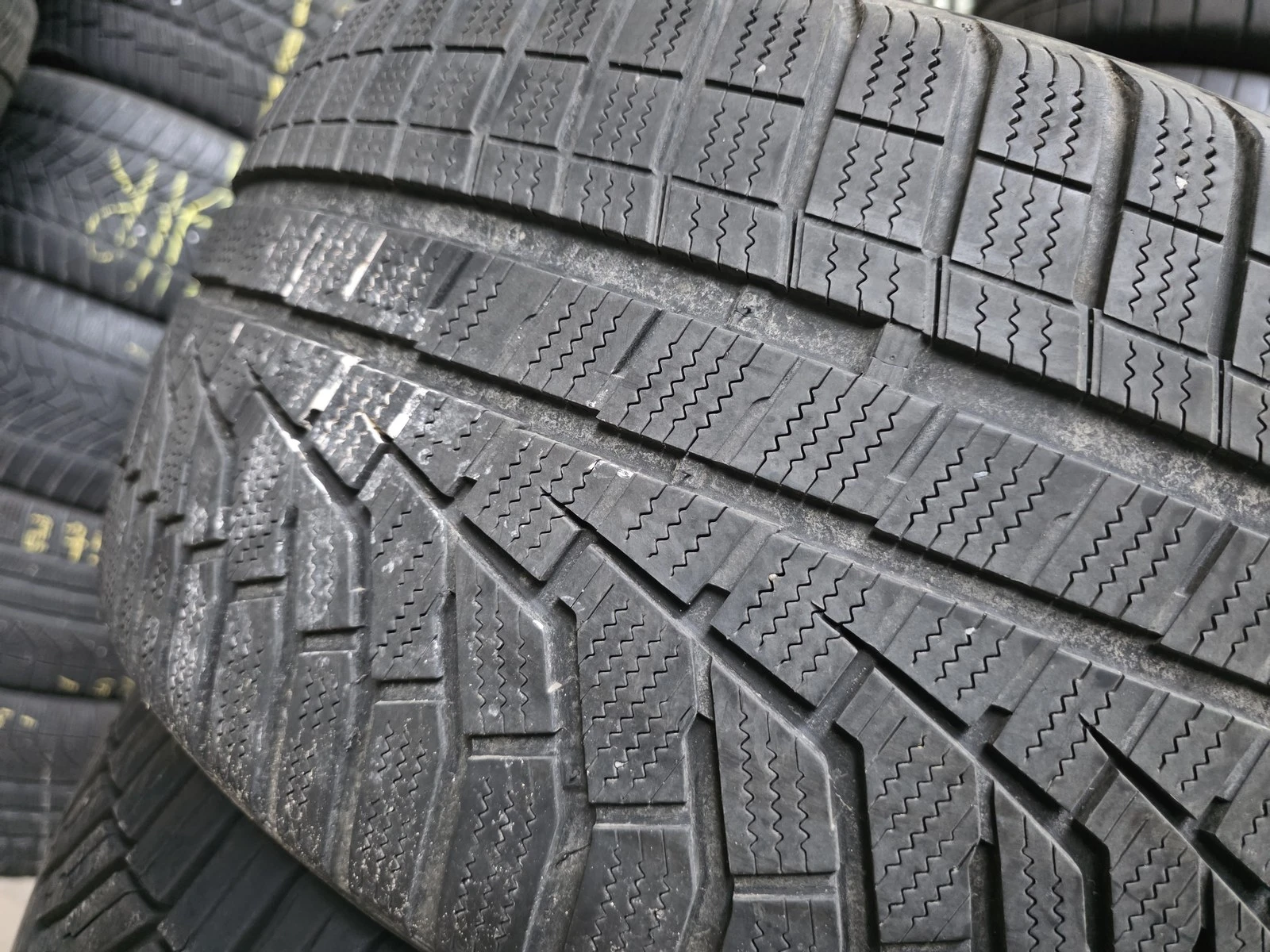 Гуми Зимни 255/40R19, снимка 6 - Гуми и джанти - 56664361