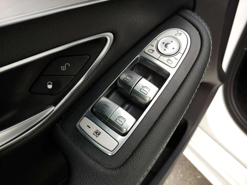 Mercedes-Benz C 300 * CARFAX * ЦЕНА ДО БГ, снимка 13 - Автомобили и джипове - 53173407