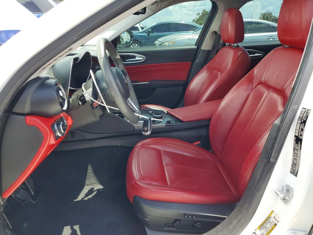 Alfa Romeo Giulia AWD* Q4* ПОДГРЕВ* ПАНОРАМА* КАМЕРА* KEYLESS* , снимка 8 - Автомобили и джипове - 55431103