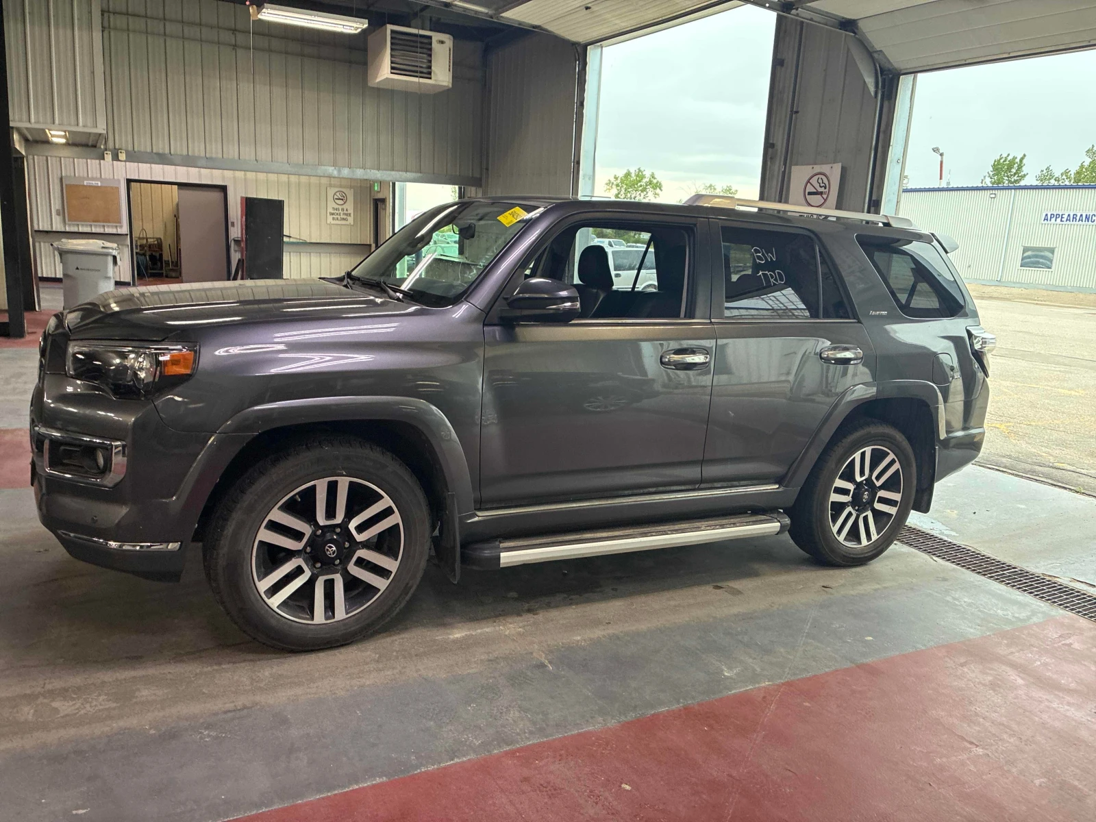 Toyota 4runner * 4WD * CARFAX * ОПЦИЯ ЗА ФИНАНСИРАНЕ , снимка 2 - Автомобили и джипове - 55899916