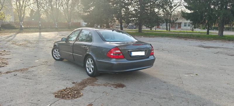 Mercedes-Benz E 220, снимка 3 - Автомобили и джипове - 52447347