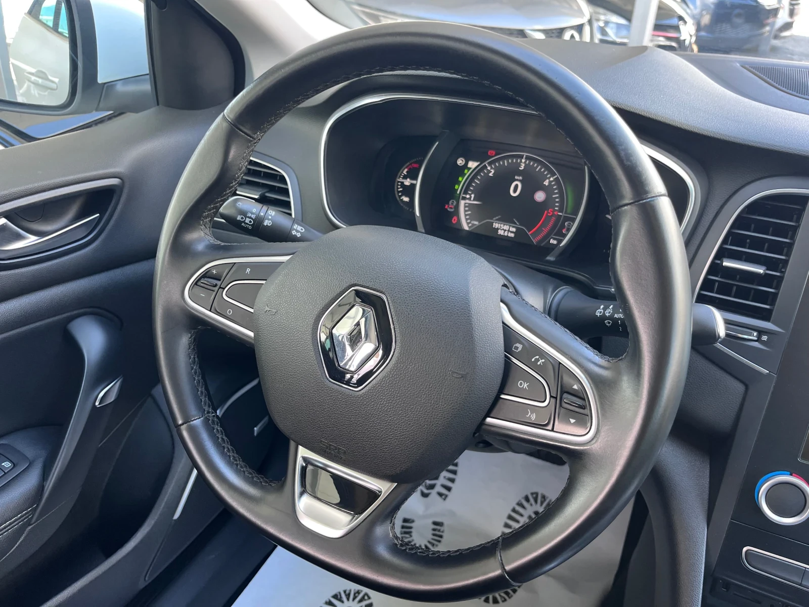 Renault Megane 1.5dci BOSE Edition / Automat - изображение 9